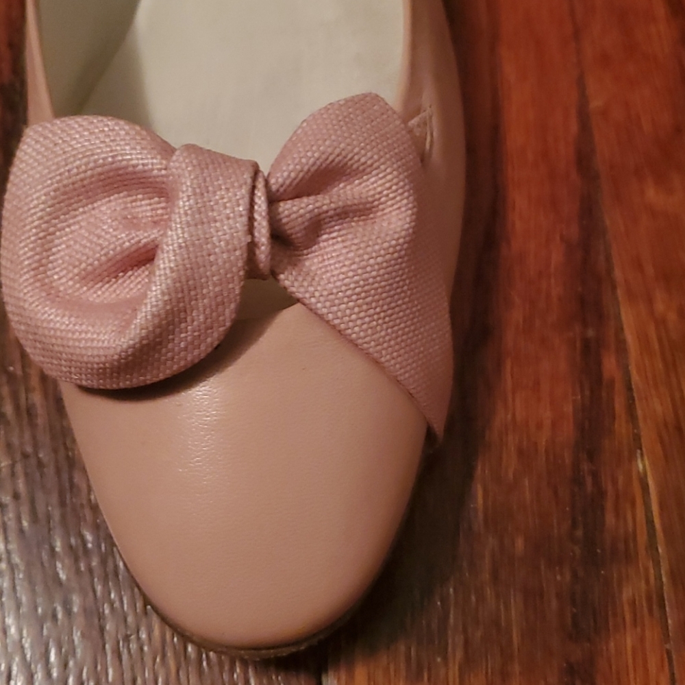 Ferragamo size 7.5 flat with linen bow detail